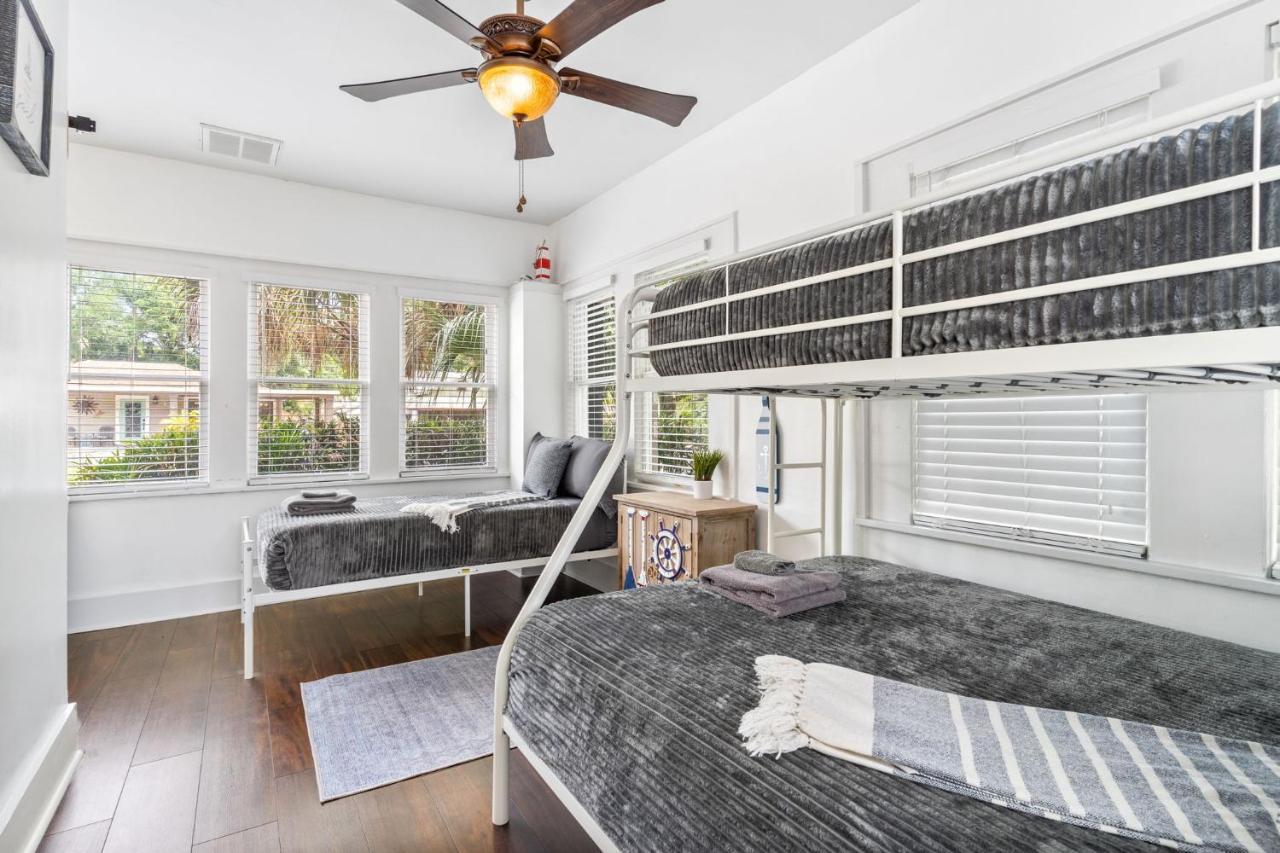 Four Different Options At One Great Location-- 1 - Spacious 3 Bed 2 Bath House Or 2- 2Nd Floor 2 Bed 1 Bath Guesthouse Or 3- 1St Floor Studio Or 3- A Tiny Home Rv Tampa Eksteriør billede