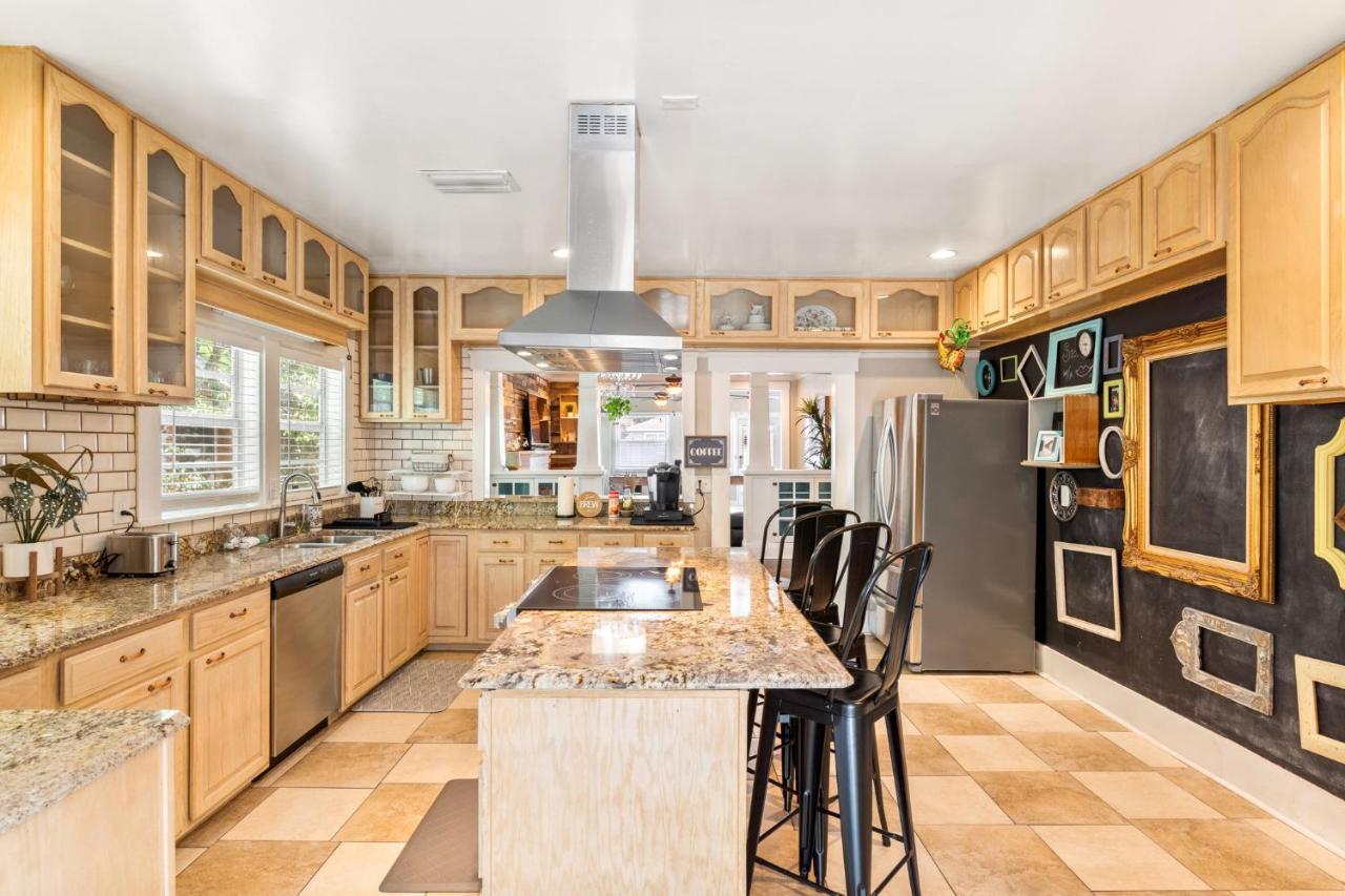 Four Different Options At One Great Location-- 1 - Spacious 3 Bed 2 Bath House Or 2- 2Nd Floor 2 Bed 1 Bath Guesthouse Or 3- 1St Floor Studio Or 3- A Tiny Home Rv Tampa Eksteriør billede