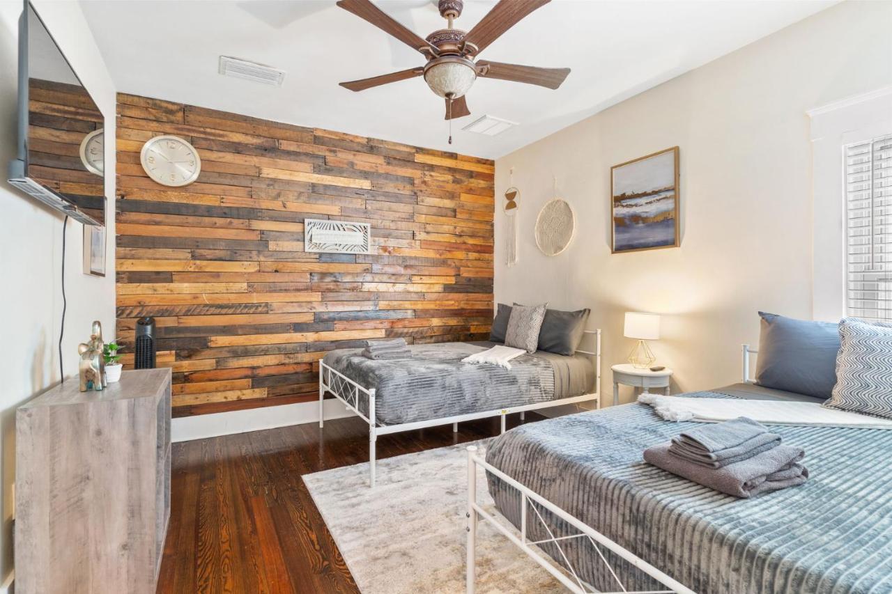 Four Different Options At One Great Location-- 1 - Spacious 3 Bed 2 Bath House Or 2- 2Nd Floor 2 Bed 1 Bath Guesthouse Or 3- 1St Floor Studio Or 3- A Tiny Home Rv Tampa Eksteriør billede