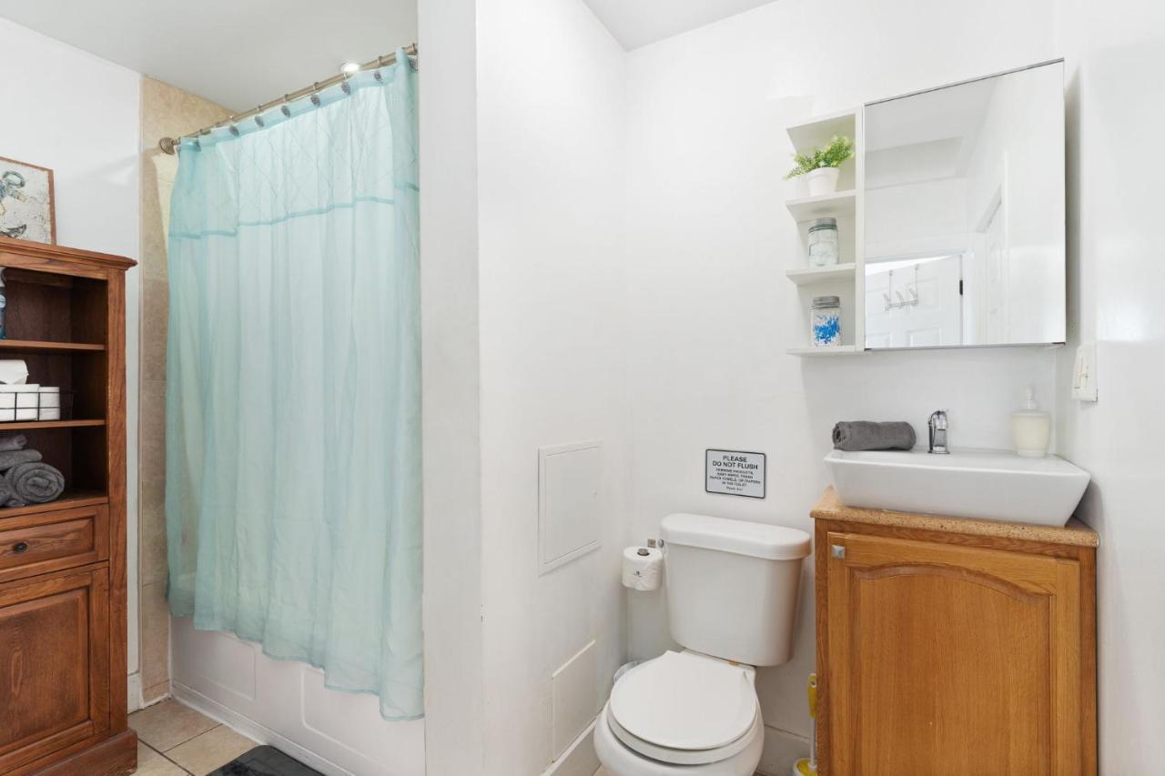 Four Different Options At One Great Location-- 1 - Spacious 3 Bed 2 Bath House Or 2- 2Nd Floor 2 Bed 1 Bath Guesthouse Or 3- 1St Floor Studio Or 3- A Tiny Home Rv Tampa Eksteriør billede
