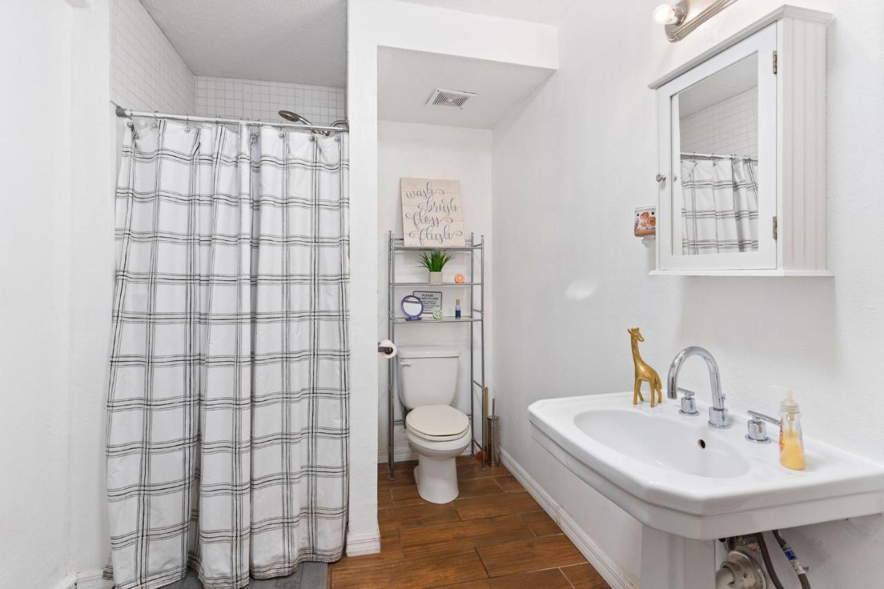 Four Different Options At One Great Location-- 1 - Spacious 3 Bed 2 Bath House Or 2- 2Nd Floor 2 Bed 1 Bath Guesthouse Or 3- 1St Floor Studio Or 3- A Tiny Home Rv Tampa Eksteriør billede