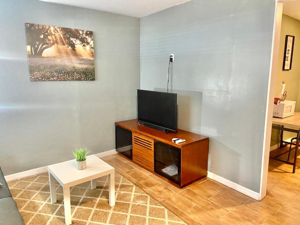 Four Different Options At One Great Location-- 1 - Spacious 3 Bed 2 Bath House Or 2- 2Nd Floor 2 Bed 1 Bath Guesthouse Or 3- 1St Floor Studio Or 3- A Tiny Home Rv Tampa Eksteriør billede