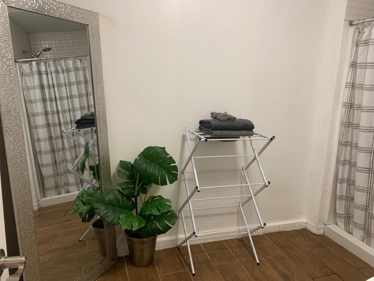Four Different Options At One Great Location-- 1 - Spacious 3 Bed 2 Bath House Or 2- 2Nd Floor 2 Bed 1 Bath Guesthouse Or 3- 1St Floor Studio Or 3- A Tiny Home Rv Tampa Eksteriør billede