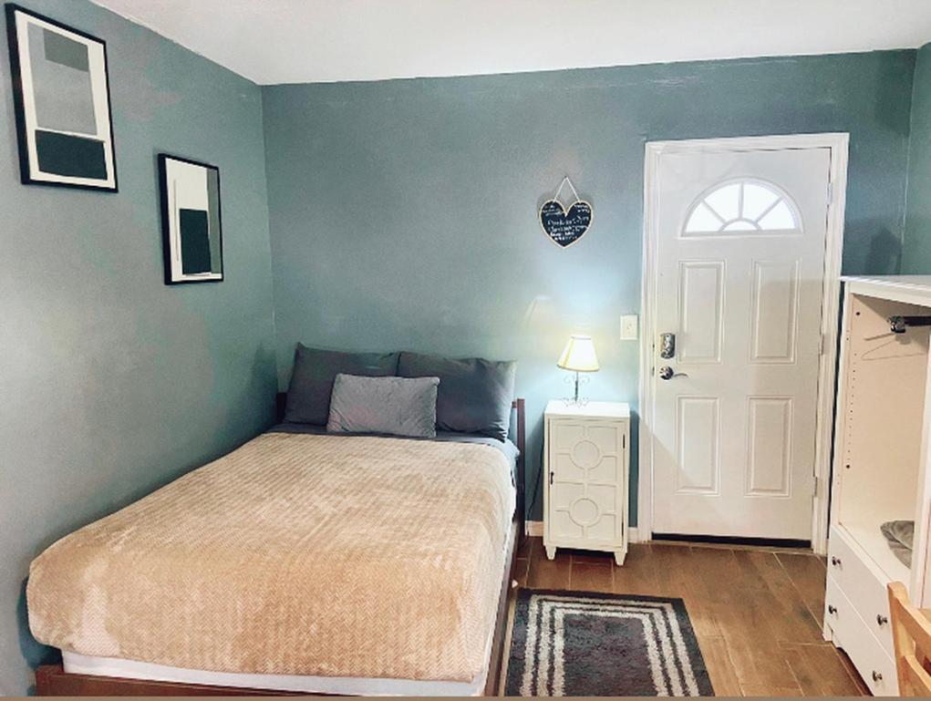 Four Different Options At One Great Location-- 1 - Spacious 3 Bed 2 Bath House Or 2- 2Nd Floor 2 Bed 1 Bath Guesthouse Or 3- 1St Floor Studio Or 3- A Tiny Home Rv Tampa Eksteriør billede
